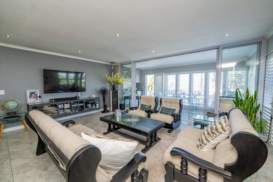 7 Bedroom Property for Sale in Plattekloof Western Cape